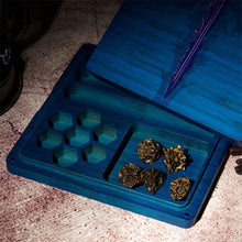 Charger l'image dans la galerie, Le coffre et plateau de rangement à dés en bois Blade's Haven