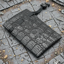 Charger l'image dans la galerie, Sac à dés en cuir de Bonekeeper
